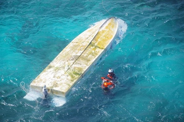 沖縄・辺野古沖で起きた船転覆事故（提供：第十一管区海上保安本部/AP/アフロ）
