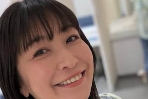 小野真弓、ピンクのノースリニットで色気ダダ漏れ...変わらぬ美貌にドキっ　「笑顔がステキ」「癒やされた」