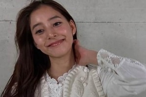 新木優子、色気ダダ漏れ...肩出しグレーのドレス姿　「本当にお美しい」「めちゃくちゃ可愛い」「令和のシンデレラ」