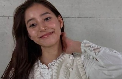 新木優子、色気ダダ漏れ...肩出しグレーのドレス姿　「本当にお美しい」「めちゃくちゃ可愛い」「令和のシンデレラ」