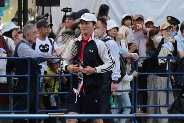 スタート地点でジャージを羽織る斎藤元彦知事（5月17日、神戸市中央区）