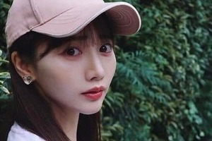 中村橋之助との結婚で話題...能條愛未、さわやか花柄ワンピで笑顔ショット　ポニテなびかせる後ろ姿にドキっ