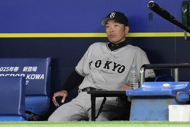 巨人・阿部慎之助監督（2025年、MLB東京シリーズのプレシーズンゲーム。写真：AP/アフロ）