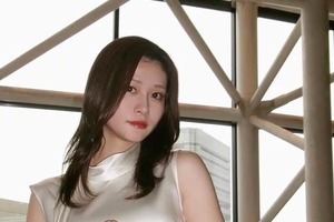 生見愛瑠、グレーニットの「めるのふく」シンプルなコーデもかわいい　「センス良すぎ」「スタイル良すぎ」悶絶