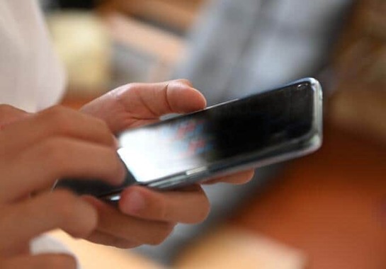 80代父親がスマホに切り替えたが、予想外の高額な請求が届き…（写真はイメージ）
