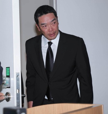 会見で謝罪する阿部慎之助氏（写真：スポーツ報知/アフロ）