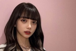 広島カープ・小園海斗のモデル妻、サッカーユニ姿も超キュート...いつもと雰囲気変わって　「めっちゃかわいいー！」