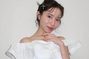 ばんばんざい・みゆ、超ミニ丈のコーデで階段にしゃがんで...ドキっ　「超可愛いすぎ」「透明感ヤバすぎる」
