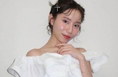 ばんばんざい・みゆ、超ミニ丈のコーデで階段にしゃがんで...ドキっ　「超可愛いすぎ」「透明感ヤバすぎる」