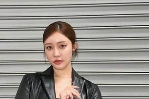 王林、へそ出し＆ショーパンコーデで「夏先取り」ショット　「どこの海外セレブかと」「スタイル良すぎる」