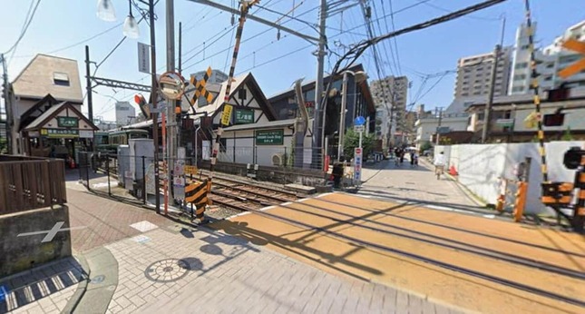 江ノ島駅横の踏切（グーグルのストリートビューから）