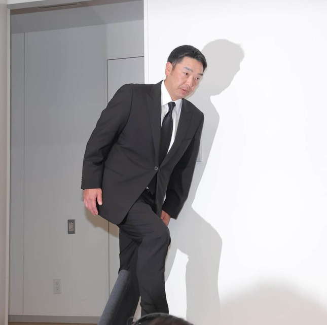 逮捕から1夜明けて記者会見に臨む阿部慎之助前監督（写真：スポーツ報知/アフロ）