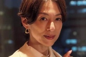 鈴木保奈美、肩出しノースリーブのブラックコーデで...変わらぬ美貌にドキっ　「綺麗すぎる！」「お美しい！」