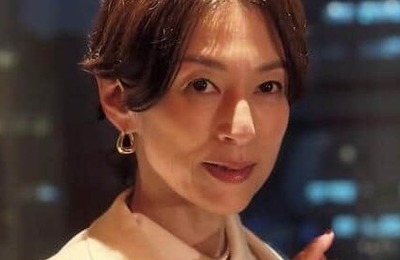 鈴木保奈美、肩出しノースリーブのブラックコーデで...変わらぬ美貌にドキっ　「綺麗すぎる！」「お美しい！」