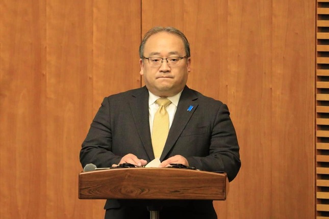 首相会見で司会を務める内閣広報官の佐伯耕三氏。「内閣広報官」アカウントの「中の人」だ