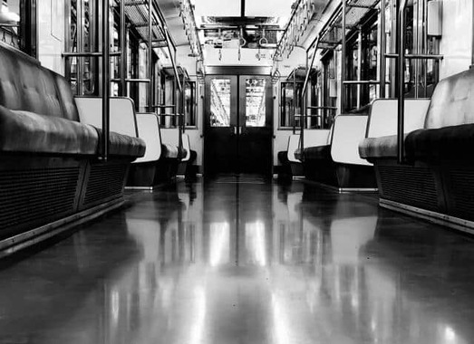 満員電車で「マスクなし」でせきをする乗客が…（写真はイメージ）
