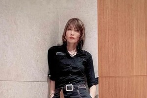 工藤静香、煌びやかスパンコールのロングドレスで...神スタイル炸裂　「シルエットまで美しい」美貌ダダ漏れ