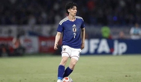 サッカーW杯、幼なじみ三笘薫にかわって...背番号「7」背負う田中碧　輪島塗のすね当てを贈られる