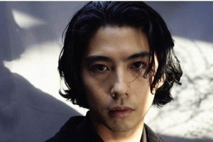 賀来賢人の「ハモリ我慢」失敗に妻・榮倉奈々大喜び　テレビ前での舌出し笑顔に「イチャイチャだ」「理想の夫婦」
