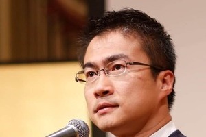 車椅子は「真横には動けない」　乙武洋匡氏が歩きスマホに注意喚起「本当にやめていただきたい」