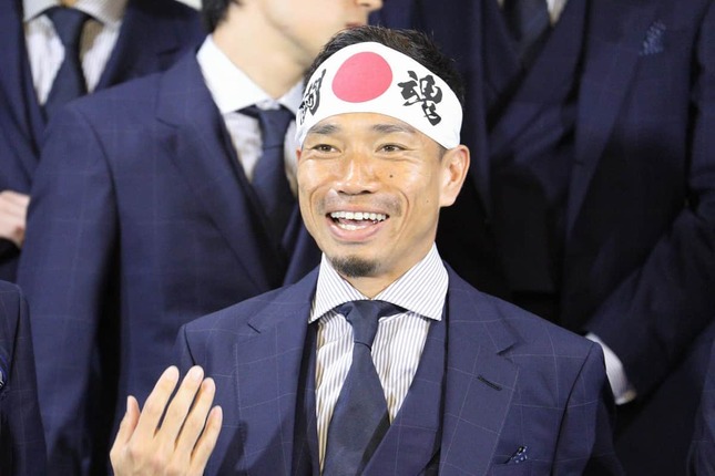 長友佑都選手は「闘魂」と書かれた日の丸入り鉢巻きで登場。報道陣や空港利用客を沸かせた