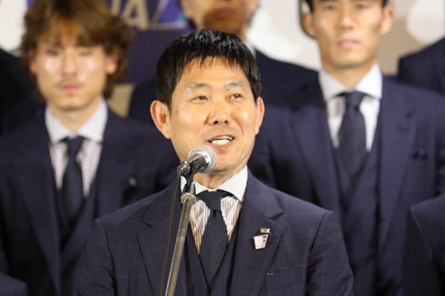 搭乗ゲートであいさつする森保一監督