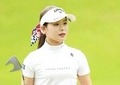 女子ゴルフの吉田鈴、パフェを前にニッコリ笑顔　「可愛いすぎる」「透明感やばい！」ウェア姿と雰囲気変わって