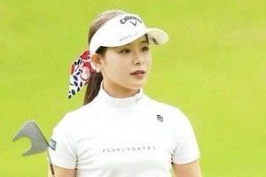 女子ゴルフの吉田鈴、パフェを前にニッコリ笑顔　「可愛いすぎる」「透明感やばい！」ウェア姿と雰囲気変わって