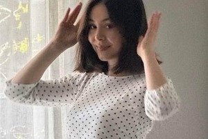 母親は後藤久美子...エレナ・アレジ・後藤、黒ミニ丈ワンピで衝撃の神スタイル　美貌ダダ漏れバックショット