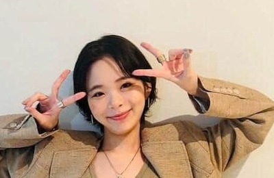 母親は伊藤蘭...趣里、ピンクのミニ丈ワンピで神スタイル炸裂　「可愛すぎる」「最高で最強の母娘」