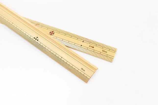 日本紐釦貿易が新たに販売する「竹尺」（同社提供）