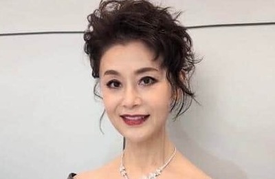 大地真央、12歳年下夫と夫婦ラブラブ2ショット...船上で優雅なランチを　「いつも仲良しで羨ましい」