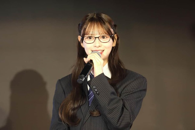 黒スーツに眼鏡姿の伊藤百花さん