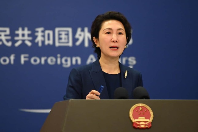 記者会見する中国外務省の毛寧報道局長（写真：picture alliance/アフロ）