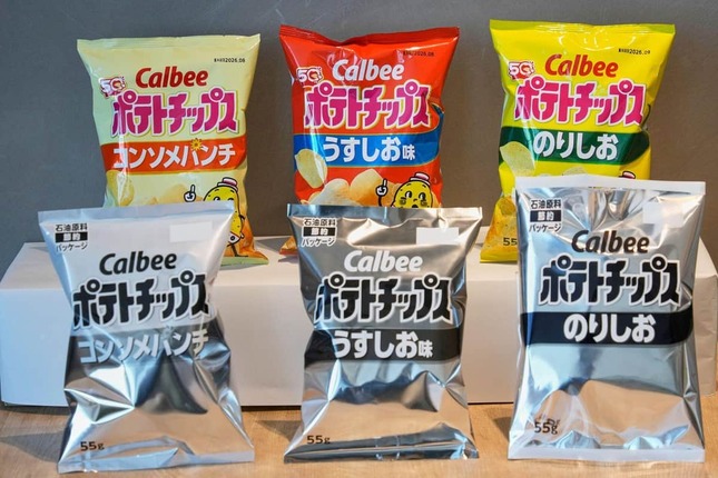カルビー、ポテチなど白黒包装に変更へ ナフサ供給不安で（写真：AP/アフロ）