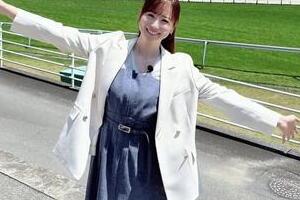 皆藤愛子アナ、デニムの膝上ミニ×ノースリニットで色気にドキっ　「超絶美しく可愛い」「女子大生かと思った」