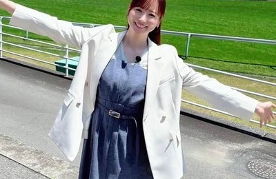 皆藤愛子アナ、デニムの膝上ミニ×ノースリニットで色気にドキっ　「超絶美しく可愛い」「女子大生かと思った」