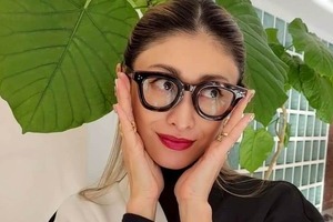 山田優、脚ながっ...肩出し黒トップス×ワイドデニムで神スタイル炸裂　爆イケなサングラスあわせかっこよすぎ