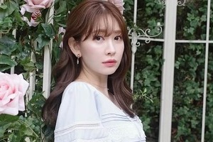 小嶋陽菜、色気ダダ漏れキャミワンピ姿でシチリアの街角に　「本当に美しい」「可愛いすぎる」「完全に世界一」