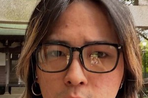 ジャガー横田のイケメン19歳長男、ニッコリ笑顔で　レジェンド女子レスラーたちとパシャリ