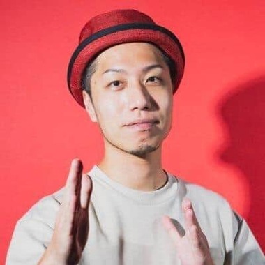 トモハッピーさん。写真はトモハッピーさんのXプロフィールから