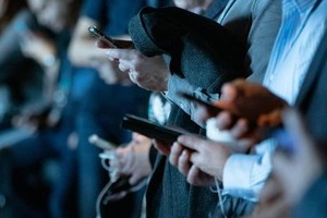 首相周辺の中傷動画疑惑　背景にネットの影響力...「エンタメを超えて情報源の地位を確立したのが大きい」識者が指摘