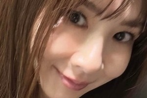 ほしのあき、黒ノースリワンピ＆巻き髪でパーティへ...キス顔にもメロメロ　「大人可愛い」「年々お綺麗に」