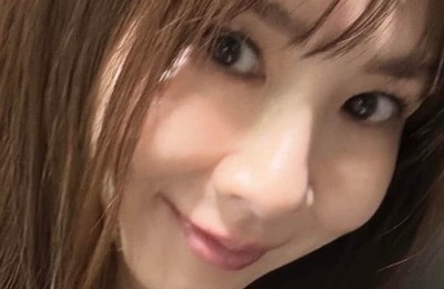 ほしのあき、黒ノースリワンピ＆巻き髪でパーティへ...キス顔にもメロメロ　「大人可愛い」「年々お綺麗に」