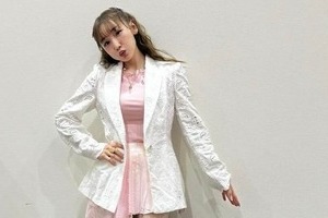 加護亜依、膝上白ミニスカあわせたゴルフコーデで...かわいさ限界突破　「可愛い」「めっちゃ似合ってる」