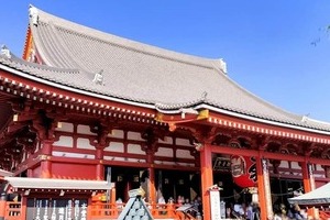 コスプレ外国人らが「模造刀」チャンバラ、「危険」と批判続出　境内使われた浅草寺の対応は