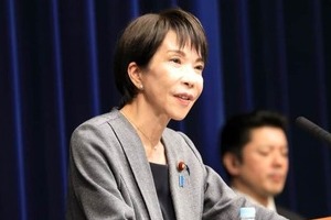 高市首相の「サナ活」ブームは終わったか　愛用バッグやペン爆売れ、えびせんべいセールス10倍増...そして今