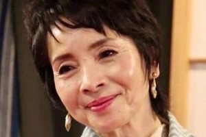 由美かおる75歳、超ミニ×ピンクのカーディガンで...すらり神スタイル炸裂ショット　変わらぬ美貌にドキっ