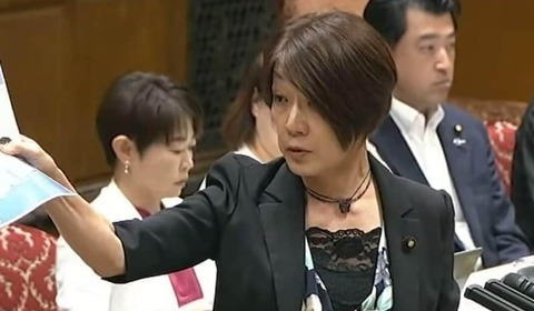 自衛隊批判の日教組出身議員は、どんな気持ちで教え子の就職を祝ったのか　4年半前のポストが波紋