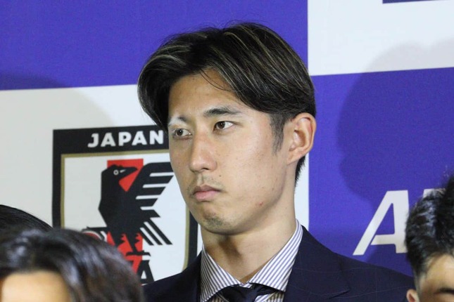 成田空港で出発セレモニーに臨む伊藤洋輝選手（2026年6月撮影）
